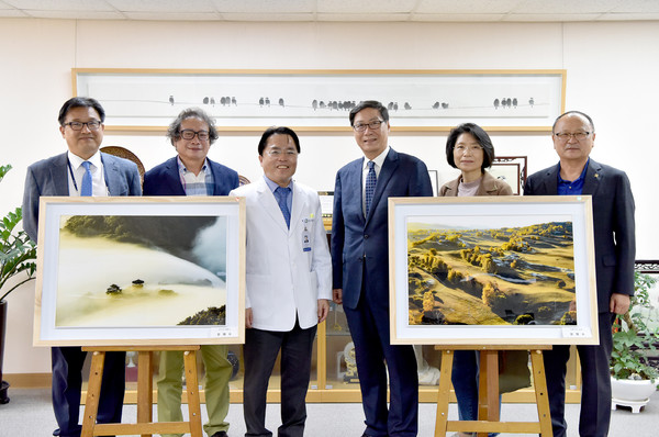 ▲ 올해 고희를 맞아 ‘예술인 가족전’을 열고 있는 정병수 사진작가가 최근 암환자들의 쾌유와 힐링을 기원하며 작품 2점을 화순전남대병원에 기증했다.