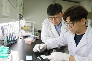 ▲ 가천대학교 바이오나노학과 김상효 교수는 일반인이 술과 음료에 희석된 GHB를 손쉽게 검사할 수 있는 스티커형 검사키트 ‘물뽕체크(G-Check)’를 국내 최초로 개발, 제품화했다고 27일 밝혔다.
