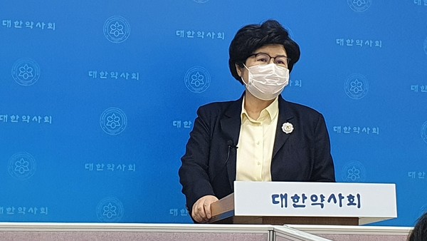 ▲ 양덕숙 전 약학정보원장이 10일 대한약사회관에서 기자회견을 통해 서울시약사회 선관위의 공정한 판단 및 조치를 촉구했다.