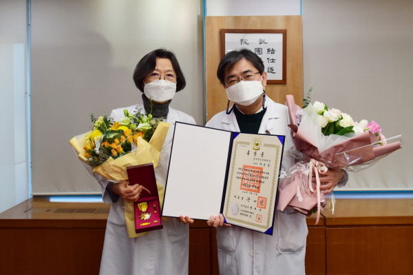 ▲ 범석학술장학재단 박준숙 이사장(대전을지대학교병원 산부인과 교수)이 국민교육향상을 통한 국가사회 발전에 기여한 공을 인정받아 국민훈장 목련장을 수훈했다.