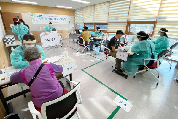 ▲ 서남병원은 지난 10일 서서울어르신복지관에서 찾아가는 무료진료 및 건강상담을 진행했다.