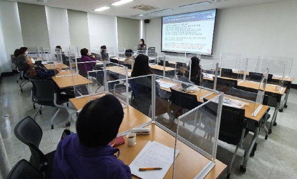 ▲ 한국건강관리협회 부산건강검진센터는 10일(화), ‘전염병과 인류의 역사, 코로나19의 교훈’을 주제로 남구도서관에서 건강강좌를 실시했다.