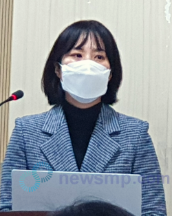 ▲ 한국MSD 노동조합 심상남 위원장이 발제자로 다국적 제약사 노동자들이 고용불안에 시달리고 있는 현실을 토로했다. 특히 심 위원장은 20년간 MSD를 위해 땀 흘렸던 과거를 소회하면서 참기 힘든 듯 눈물을 흘리기도 했다.