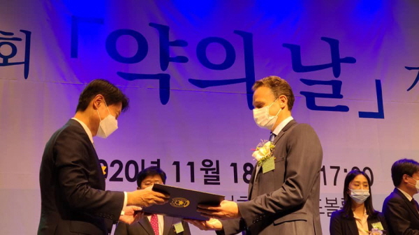 ▲ GSK 한국법인 줄리앤 샘슨 사장이 11월 18일 웨스틴 조선호텔에서 열린 제34회 ‘약의 날’ 기념식에서 국무총리 표창을 수상했다.