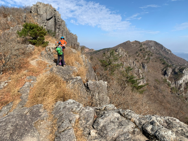 ▲ 산에 가면 여유가 생긴다. 너그러워 진다고나 할까. 그런 기분으로 내려오면 나쁠것 없다. 평지를 걸을 때 높은 곳을 그리워하자.