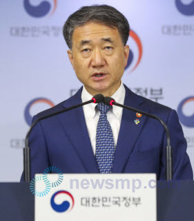 ▲ 보건복지부 박능후 장관이 코로나19 백신 도입 계획을 발표하고 있다.