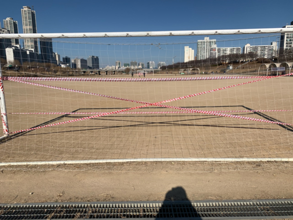 ▲ 축구 골망을 자르고, 잇고, 다시 막고 정신이 없다. 창궐하는 코로나 19 바이러스처럼 변화무쌍하다. 그러나 시작이 있으면 끝이 있기 마련. 참혹한 질병은 지구에게 많은 상처를 남겼다. 이런 역사에서 우리는 무슨 교훈을 얻어야 하는가.