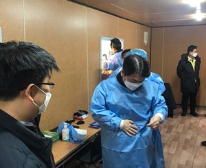 ▲ 지난 15일 서울시청 선별진료소를 찾은 안철수 대표는 직접 방호복을 입고 의료지원 활동에 나섰다.
