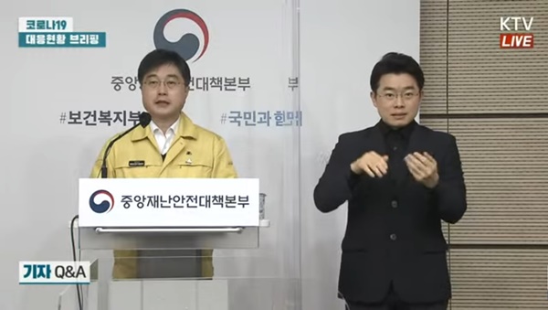▲ 방역당국이 코로나19가 3차 유행을 거치며 장기화됨에 따라 의료인력의 피로 누적 및 소진문제에 대해 철저한 방역조치를 통해 확진자를 줄이는 방법이 최선이라고 밝혔다.