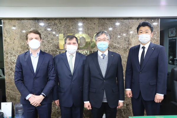 ▲ 대한치과의사협회 이상훈 회장과 이진균 국제이사는 지난 19일 서울 성동구 치과의사회관을 방문한 알프레도 카를로스 바스쿠 주한 아르헨티나 대사와 환담했다.