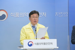 ▲ 식약처는 5일 중앙약사심의위원회 회의 결과를 발표하며 만 65세 이상 접종 여부에 대해서는 질병관리청 산하 예방접종전문위원회에서 논의하도록 권고했다고 밝혔다.