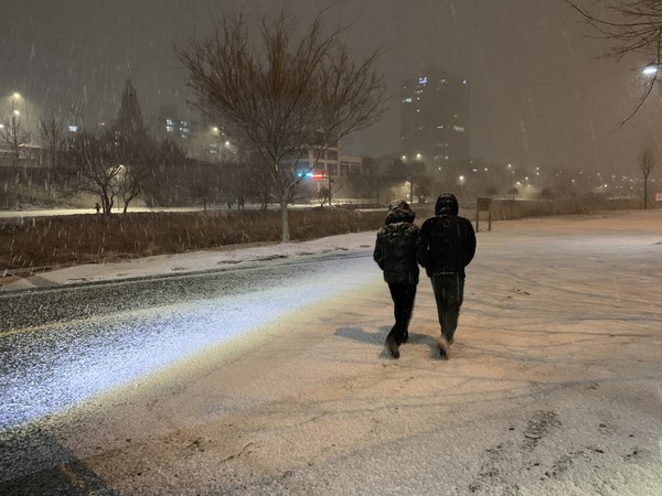 ▲ 눈 오는 늦은 밤이었다. 춥고 바람이 불었고 길은 미끄러웠다. 그대도가 아닌 그래서 더 좋았다. 누군가 옆에 있으니.