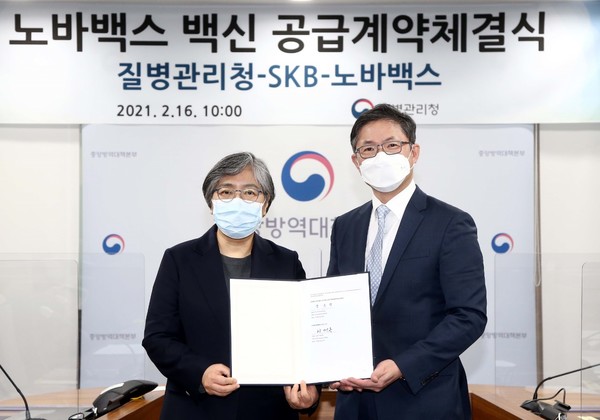 ▲ SK바이오사이언스 안재용 대표(오른쪽)가 정은경 질병관리청장과 코로나19 백신 국내 공급계약을 맺고 있다.