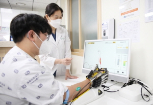 ▲ 가톨릭대학교 인천성모병원이 인천 및 부천지역에서 처음으로 보조용 로봇 손 재활치료기를 도입했다.