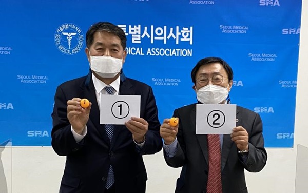 ▲ (왼쪽부터)기호 1번 김영진 후보, 2번 이윤수 후보.