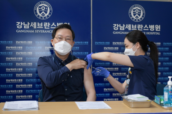 ▲ 송영구 강남세브란스병원장이 9일 병원 대강당에서 아스트라제네카 백신을 접종받고 있다.