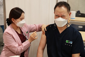 ▲ 순천향대서울병원은 3월 4일부터 10일까지 교직원과 협력업체 임직원 1,721명을 대상으로 코로나19 예방을 위한 아스트라제네카 백신 1차 접종을 마쳤다. 첫 접종은 이성진 진료부원장(안과 교수)이 맞았다.