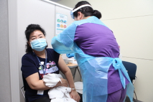 ▲ 서울의료원은 지난 10일부터 12일까지 사흘 동안 코로나19 치료 관련 필수인력 1200여 명을 대상으로 화이자 백신 1차 접종을 마쳤다.