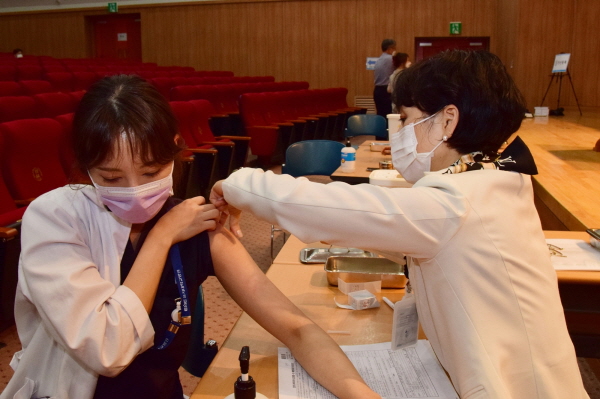▲ 대전을지대학교병원이 코로나19 화이자 백신 자체 접종을 시작했다.