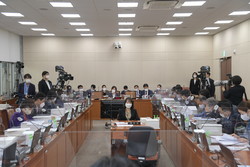 ▲ 약사 현안이 많이 포함돼 관심을 끌었던 국회 추경안이 체온계 보급 예산안을 제외하고 나머지는 모두 부결됐다.