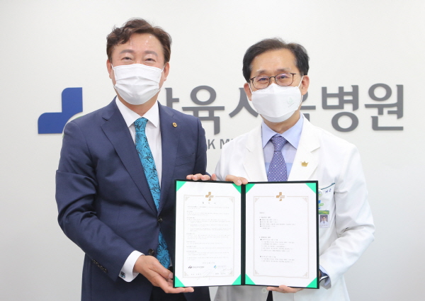 ▲ 삼육서울병원(병원장 양거승)은 지난달 31일 한국신지식인협회와 사회공헌 활동 확대를 위한 업무협약을 체결했다.