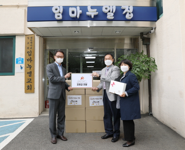 ▲ 한국룬드벡은 자사의 창립기념일을 맞아 지난 23일 서울시 송파구에 위치한 장애인 복지시설 임마누엘집에 방문해 500만원 상당의 간식과 기부금을 전달했다고 밝혔다.