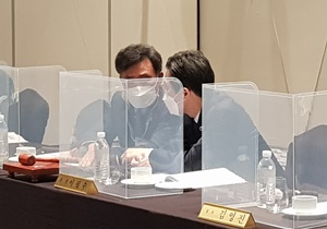 ▲ 이필수 회장(오른쪽)과 박성민 의장이 상임이사회 전 이야기를 나누고 있다.