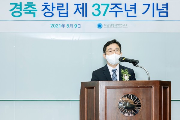 ▲ 정재욱 목암생명과학연구소장이 지난 7일 경기도 용인 연구소 강당에서 열린 창립 37주년 기념식에서 창립기념사를 하고 있다.