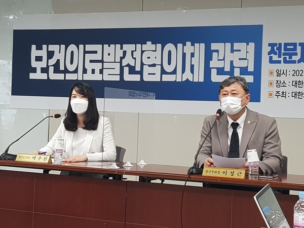 ▲ 이정근 상근부회장(오른쪽)과 박수현 홍보이사겸대변인.