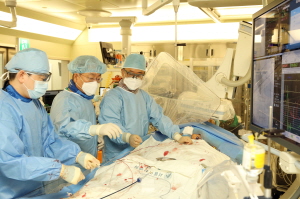 ▲  서울아산병원이 아시아 최초로 대동맥판막 스텐트 시술(Transcatheter Aortic Valve Implantation) 1000례를 달성했다.