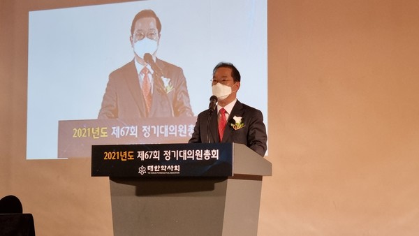 ▲ 대한약사회 김대업 회장은 약사회 정기대의원 총회에서 “약사의 자긍심과 전문성을 지켜가는 일에 최선을 다할 것”이라고 약속했다.
