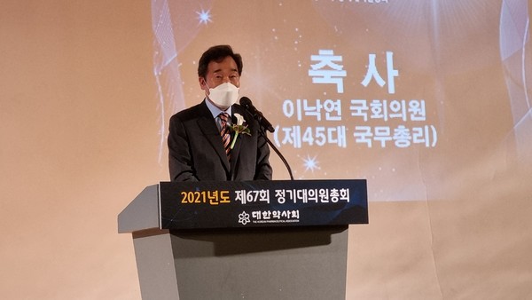 ▲ 이낙연 더불어민주당 의원은 공적마스크 면세 무산에 대해 사과했다.