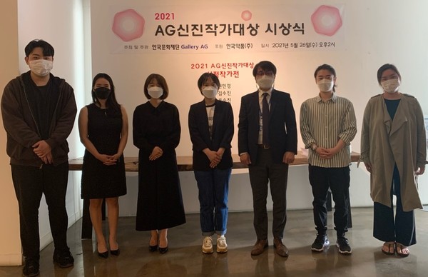 ▲ (왼쪽부터)수상작가 류승진, 송아리, 박지수, 김수진, 안국약품 김선엽 본부장, 홍태호, 권민경.