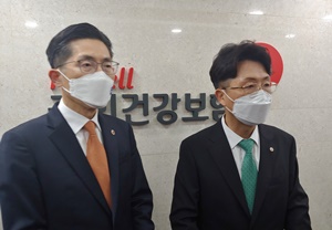 ▲ 이필수 회장(왼쪽)과 김동석 단장.