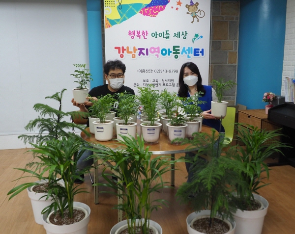 ▲ 올림푸스한국은 다가오는 ‘세계 환경의 날(6월 5일)’을 맞아 지난 5월 31일 서초구 내 4개 지역아동센터에 ‘실내 숲’을 조성했다.