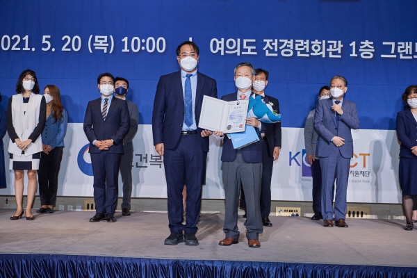 ▲ 김용진 대구공동 IRB 위원장(경북대병원 병리과 교수)이 ‘2021 세계 임상시험의 날 기념행사’에서 보건복지부 장관 표창을 수상했다.