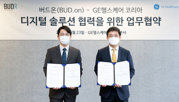 ▲ GE헬스케어 코리아는 의료용 소프트웨어 개발 기업 버드온과 국내 헬스케어 산업의 디지털 의료 데이터 구축에 협력하기로 하고, 전략적 업무 협약을 체결했다. 사진은 버드온 윤덕용 대표(좌)와 GE헬스케어 코리아 장광희 상무.