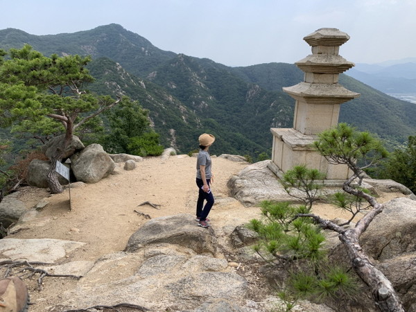 ▲ 없는 자비심까지 끌어내는 남산 삼층 석탑의 자태가 우아하면서도 장엄하다. 누가 뭐래도 경주 여행의 하이라이트는 이곳이다.