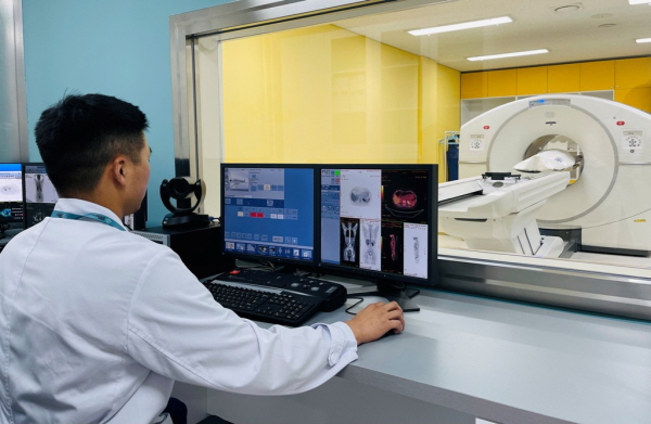 ▲ 한국 정부의 몽골 핵의학 기술 전수사업의 성과로, 지난 7일(수) 몽골 의료계 최초로 방사성동위원소를 이용한 암 진단 촬영이 성공적으로 이뤄졌다. 