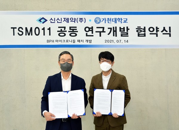 ▲ 신신제약 이병기 대표이사(좌측)와 가천대학교 박정환 교수(우측).