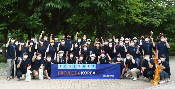 ▲ 메드트로닉코리아가 글로벌 임직원 사회공헌 프로그램 ‘프로젝트 6’의 일환으로 건강한 지역사회 환경보호를 위한 플로깅 활동(Project 6 Plogging)을 시작했다.
