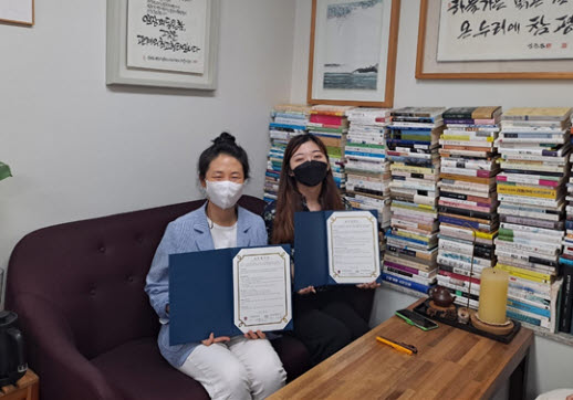 ▲ 보건의료통합봉사회는 부산 서구종합사회복지관과 코로나 19 예방, 홀몸어르신 지역사회보호 등을 위한 지역사회보호체계 구축 협약식을 개최했다고 전해왔다.