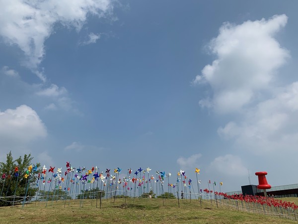 ▲ 임진각 평화누리공원은 말 그대로 평화를 누리기에 적합한 곳이었다. 문득 산바람이 불어오는 언덕 뒤의 세계가 궁금해졌다.