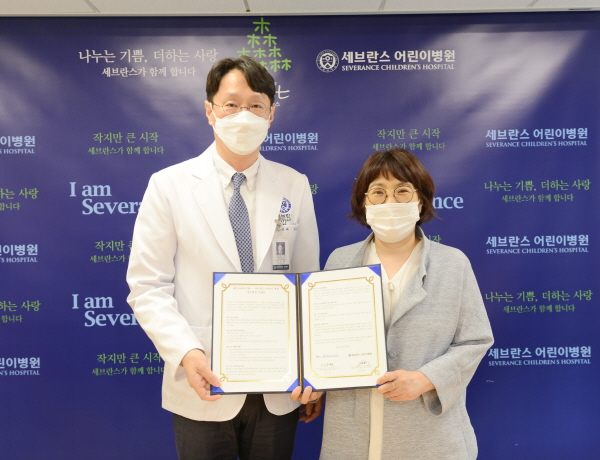 ▲ 세브란스 어린이병원 오정탁 원장(좌)과 홀트아동복지회 이수연 회장이 업무협약을 체결한 후 기념 촬영을 하고 있다