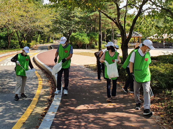 ▲ 한국건강관리협회는 지난 14일 서울 방화근린공원에서 임직원봉사단이 참여하는 ‘어스체크플로깅(Earth-Check Plogging)’ 행사를 가졌다.