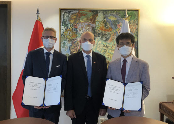 ▲ 한국보건산업진흥원과 헬스케어덴마크는 지난 29일 서울 성북구 소재 주한덴마크대사관저에서 한국-덴마크 양국의 제약바이오, 디지털헬스케어, 시니어헬스케어 분야의 협력 강화를 위한 양해각서(MOU) 개정식을 추진했다.