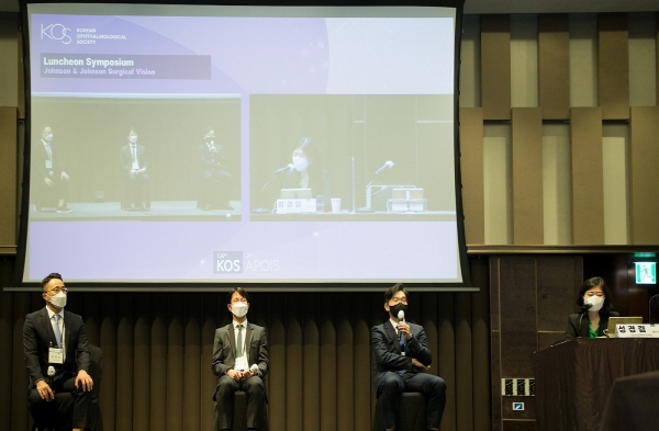 ▲ 존슨앤드존슨 비젼 안과사업부의 백내장 치료용 인공수정체 ‘테크니스 아이핸스(TECNIS Eyhance IOL)’가 10월 29일에서 31일까지 진행된 대한안과학회 학술대회 심포지엄에서 국내 안과 전문의들로부터 녹내장 및 망막 질환, 난시 동반 백내장 환자에게 적용 가능한 우수한 중간거리 시력 교정 인공수정체로 평가받았다.  