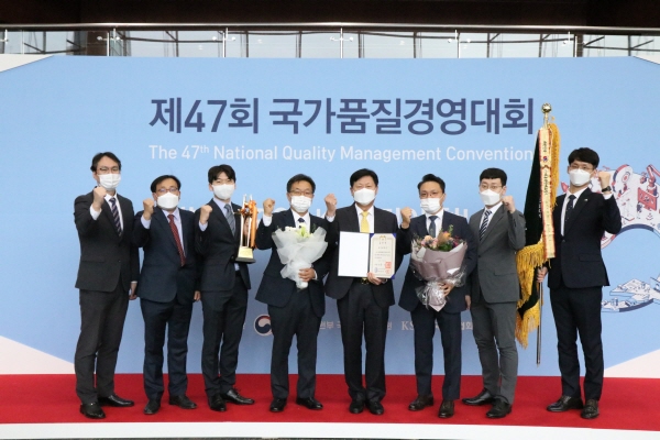 ▲ 삼진제약은 산업통상자원부 산하 국가기술표준원이 주최하고 한국표준협회가 주관한 ‘제47회 국가품질경영대회’에서 제품품질혁신을 통한 생산성 향상에 현저한 성과를 거둔 공로로 ‘국가품질혁신상 제품품질혁신 부문 대통령표창’을 수상했다고 밝혔다.