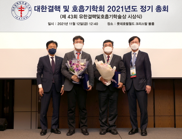 ▲ 원주세브란스병원 호흡기내과 용석중 교수와 고려대학교 의과대학 호흡기내과 인광호 교수가 '제43회 유한 결핵 및 호흡기학술상' 수상자로 선정됐다.