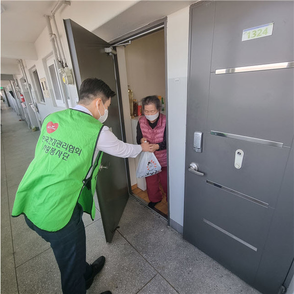 ▲ 한국건강관리협회 서울서부지부는 지난 16일(화) 사회공헌사업의 일환으로 독거어르신을 위한 ‘사랑의 도시락’배달 봉사활동을 실시했다.